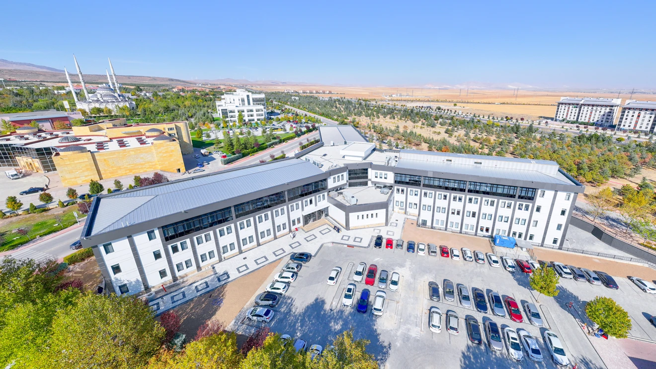 Rektör Yılmaz, Eczacılık Fakültesi binasında incelemede bulundu